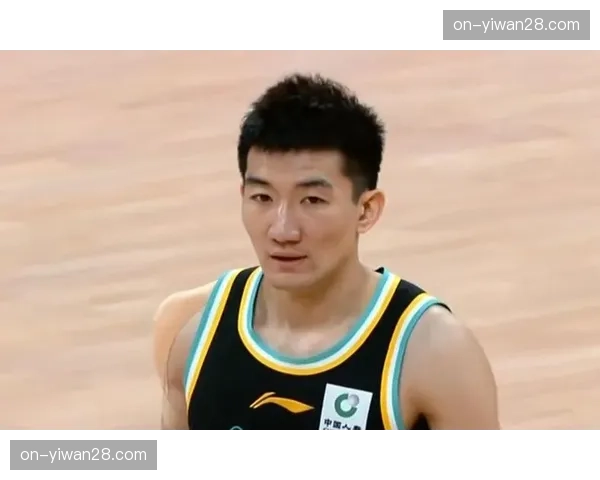 孙铭徽伤退瞬间：开场4分钟突破踩脚，90度扭伤由队友背离