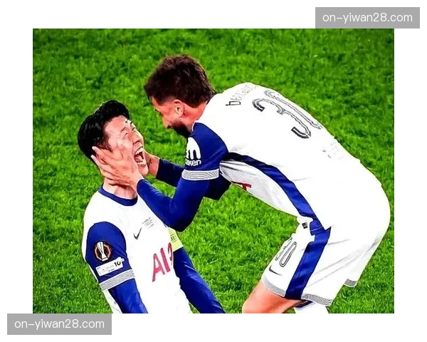 特写：终场哨响，老将沃克与孙兴慜交换球衣并长时间拥抱